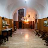 Ad aprirci � l'anziana ma vispa suor Lucia, che con entusiasmo ci porta alla scoperta dell�edificio. Ci ritroviamo all�interno di un grande atrio  dall�arredamento molto r�tro...